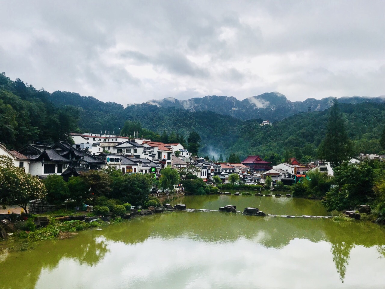 九華天池在池州去九華山的路上會路過從另一個岔路過去就是九華天池了