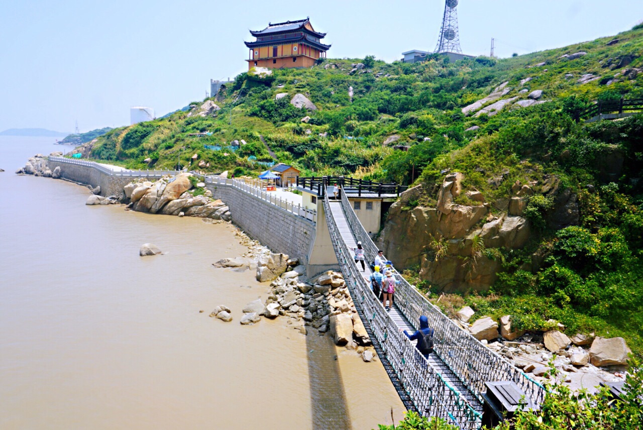 登上山頂,可俯瞰聖姑礁等美景,可遠眺洋山港之盛況,可縱覽洋山鎮之