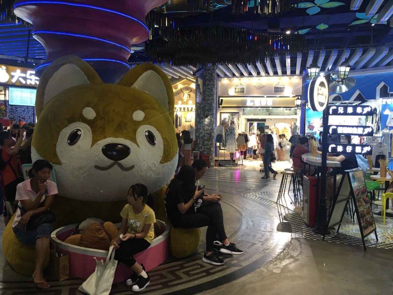 【携程攻略】广州动漫星城购物,无意间来到这家购物中心,觉得非常年轻