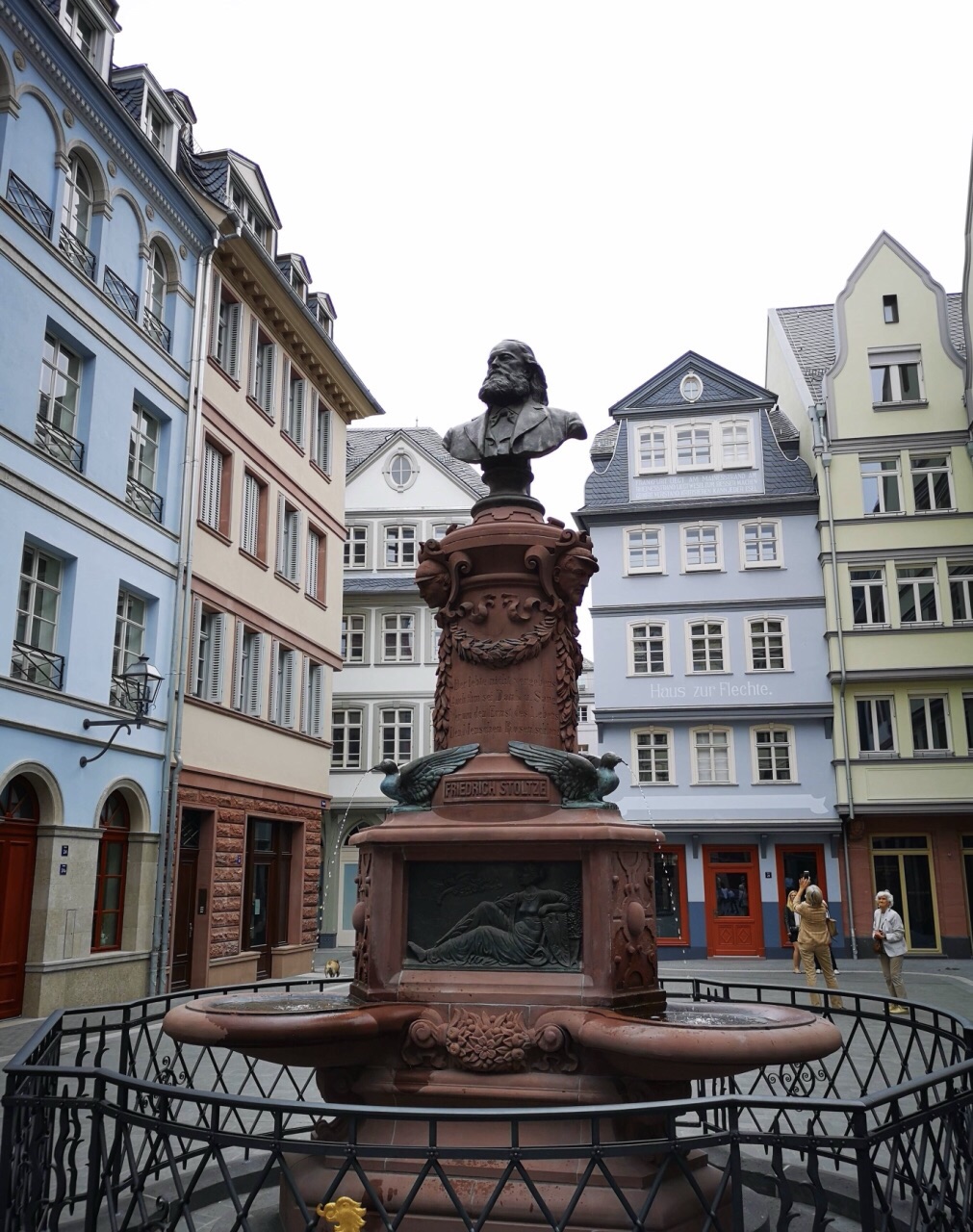 德国法兰克福罗马广场,市政厅,德国世界杯夺冠庆祝地,小小广场容纳