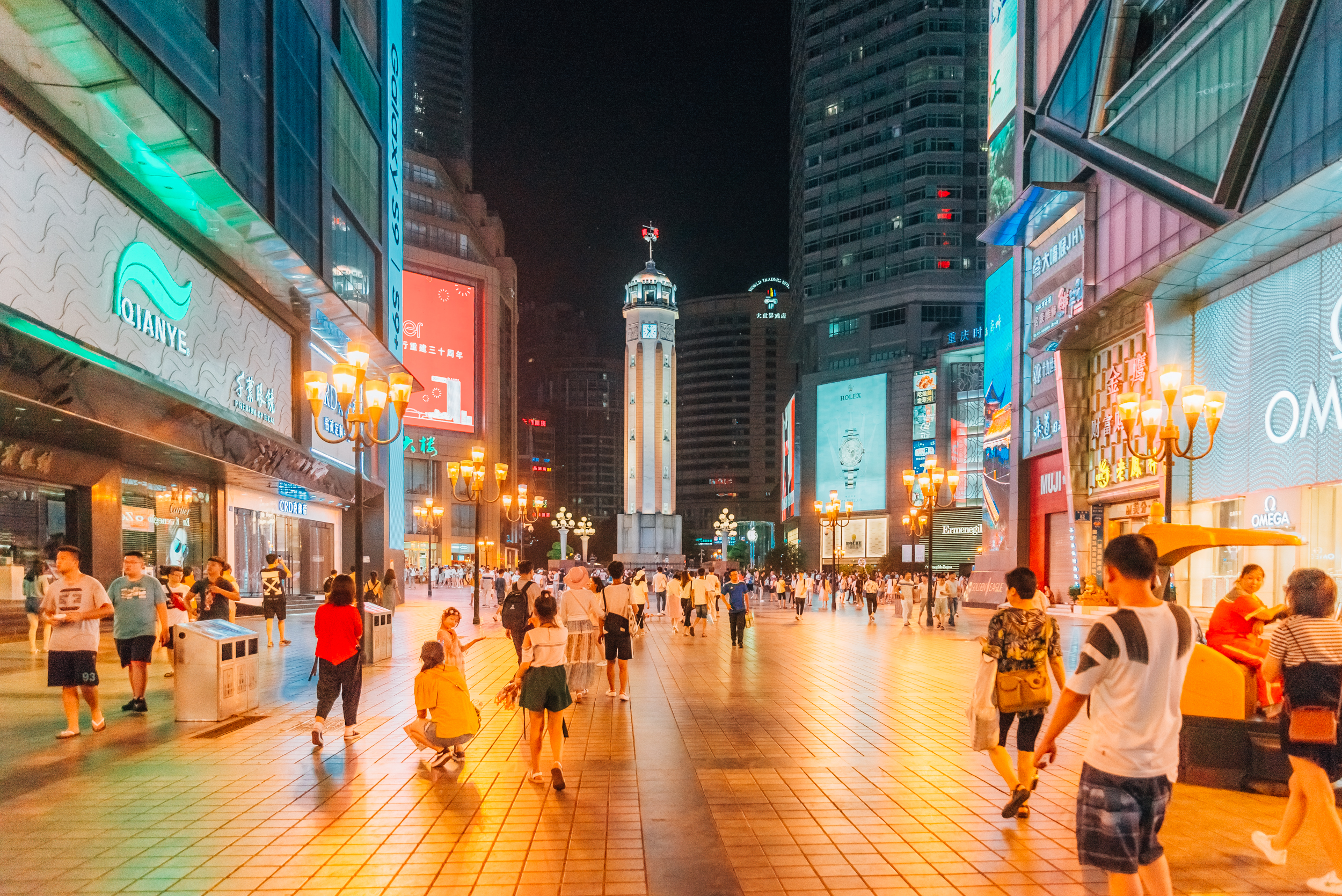 【携程攻略】重庆解放碑步行街景点,重庆最著名的商业步行街，来吧，各色小吃应有尽有，商场影院什么都有…