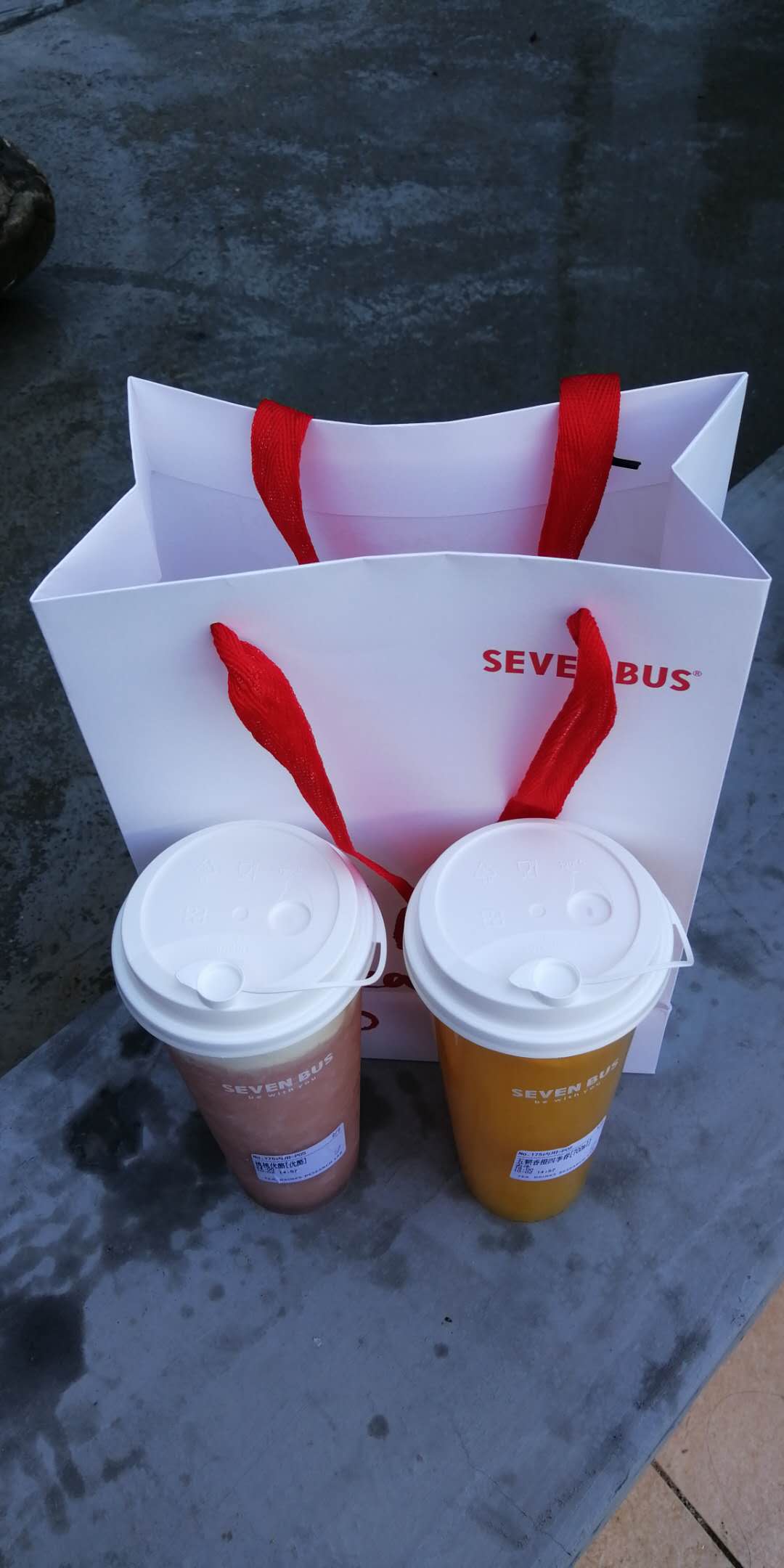 2022sevenbus(宝龙一城店)美食餐厅,竟然还要排队…… 不过 十分.