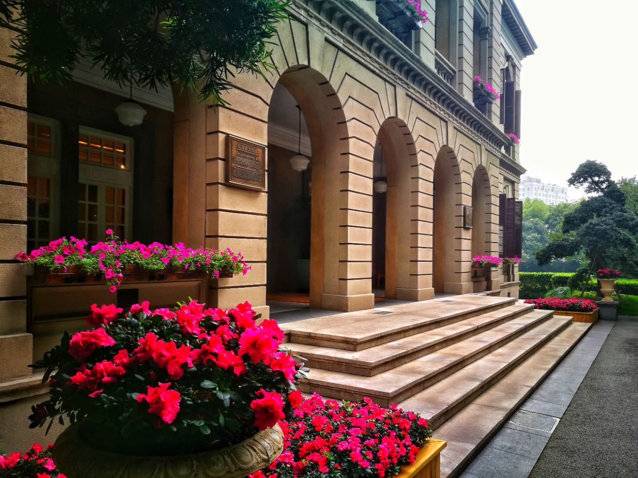 外滩源的经典建筑在闹市中心可以说是十分少有一大块