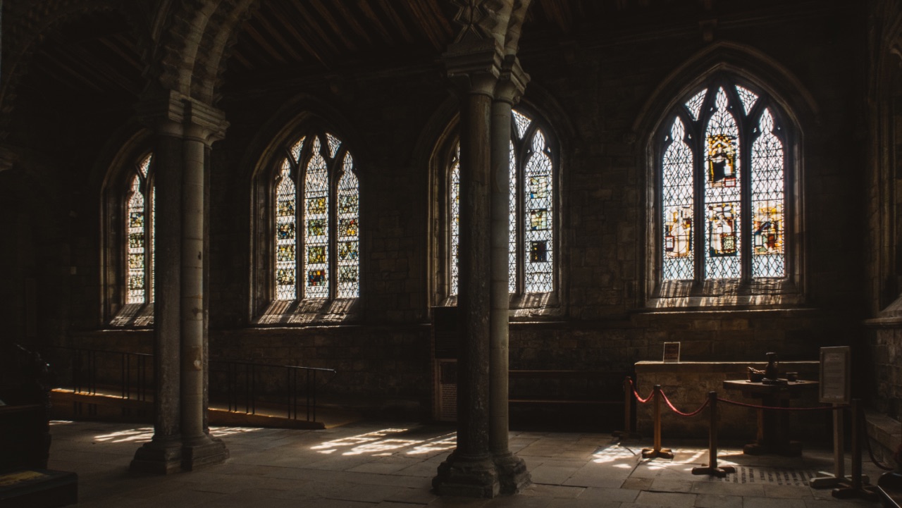 《哈利·波特》前六部的故事主要发生在霍格沃茨魔法学校里,而英国有