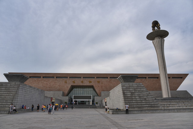 洛阳博物馆门前有一个高大挺拔的建筑,其名为天枢,仿武则天时期的"