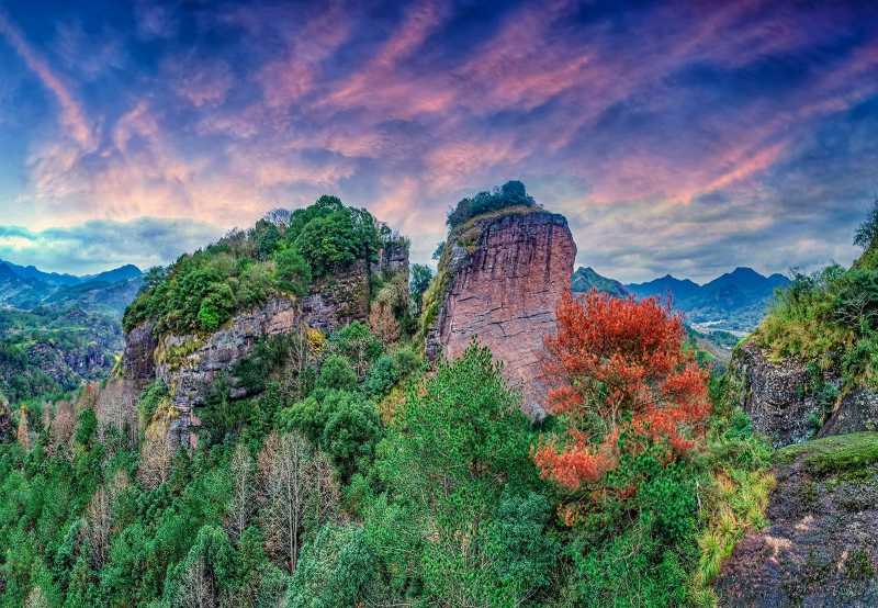 因两块岩石对峙而得名,东西岩景区风景秀丽