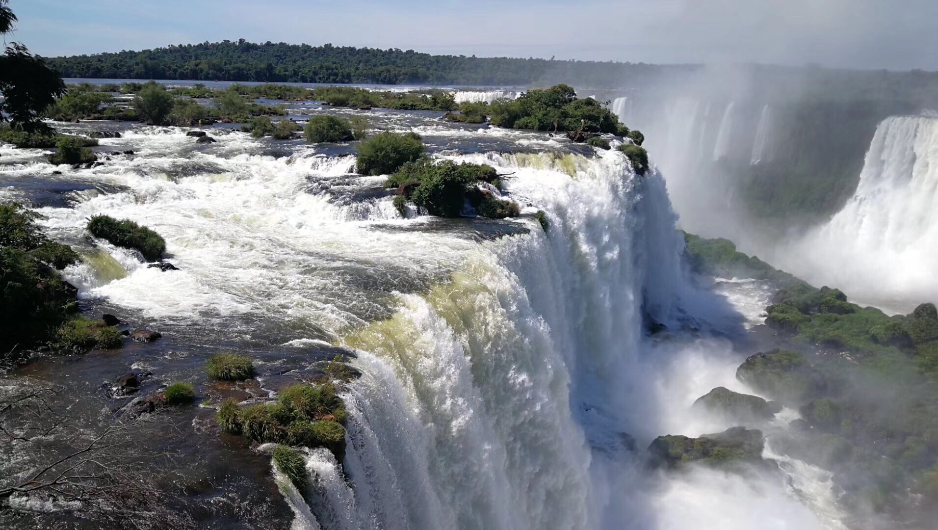 伊瓜苏大瀑布是世界上最宽的瀑布,位于阿根廷与巴西边界上伊瓜苏河与