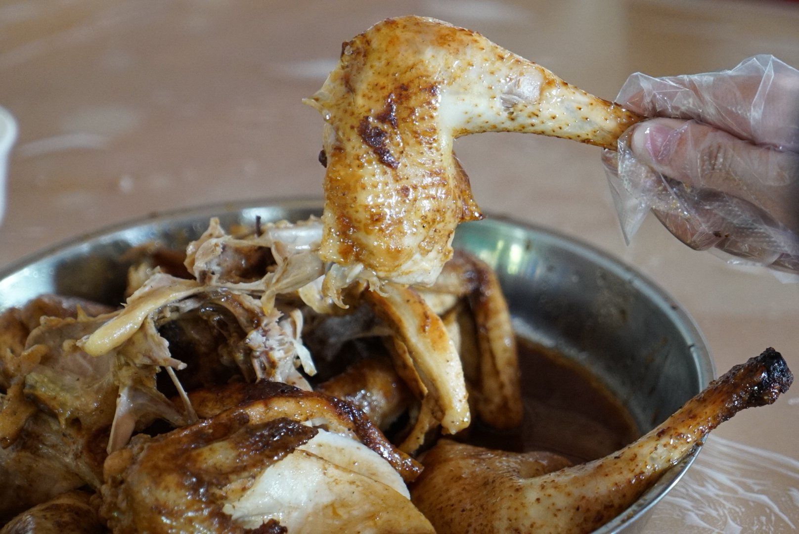 整只鸡放在土窑中烤熟用手撕开直接吃，惠州窑鸡才是人间美味