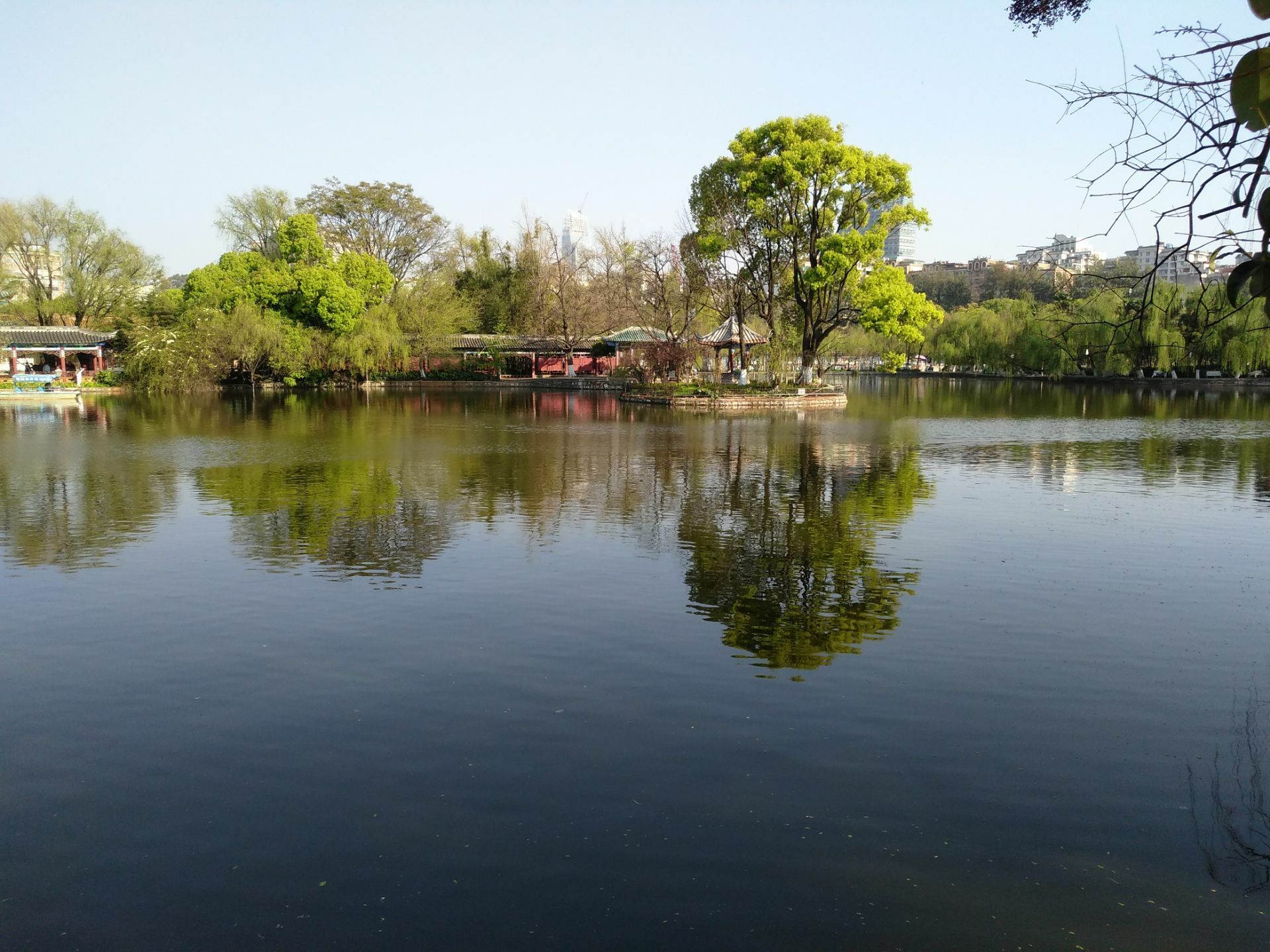 【携程攻略】昆明翠湖公园景点,作为春城的一大点缀，翠湖显示出湖水的碧绿与青翠，成为昆明众多公园…