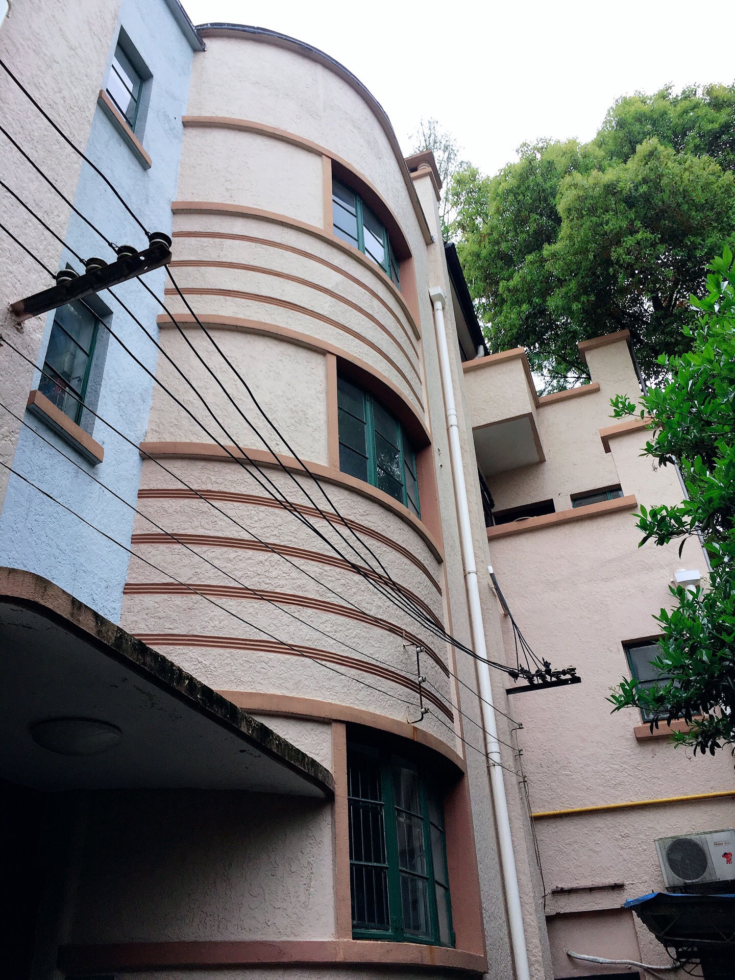 这里是孙科二夫人蓝妮亲自监工的玫瑰别墅,七栋小楼,颜色都不一样