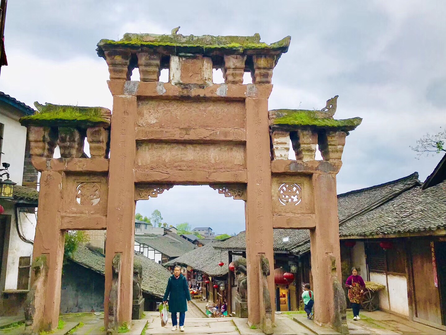 天平地不平，“中国最后秘境”里的特色建筑——苗族吊脚楼