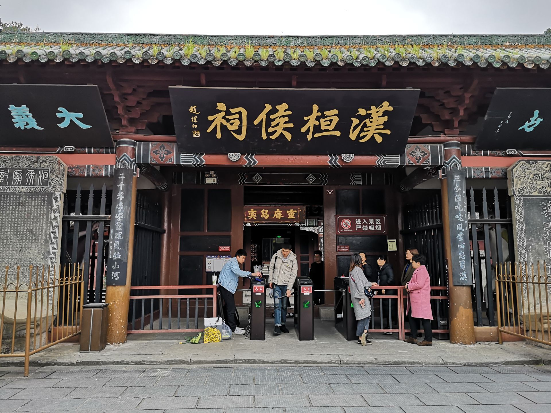 进入但是如果没有的话就要单独买票50块钱一个人单独