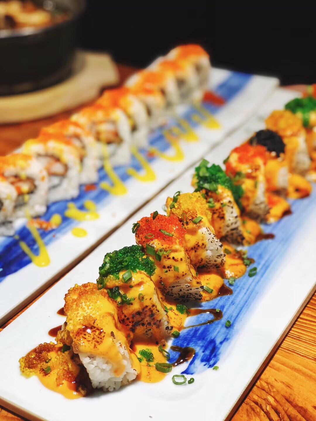 清真日料烤肉,特色甲壳烧在炭火上烤到蟹黄流油,再