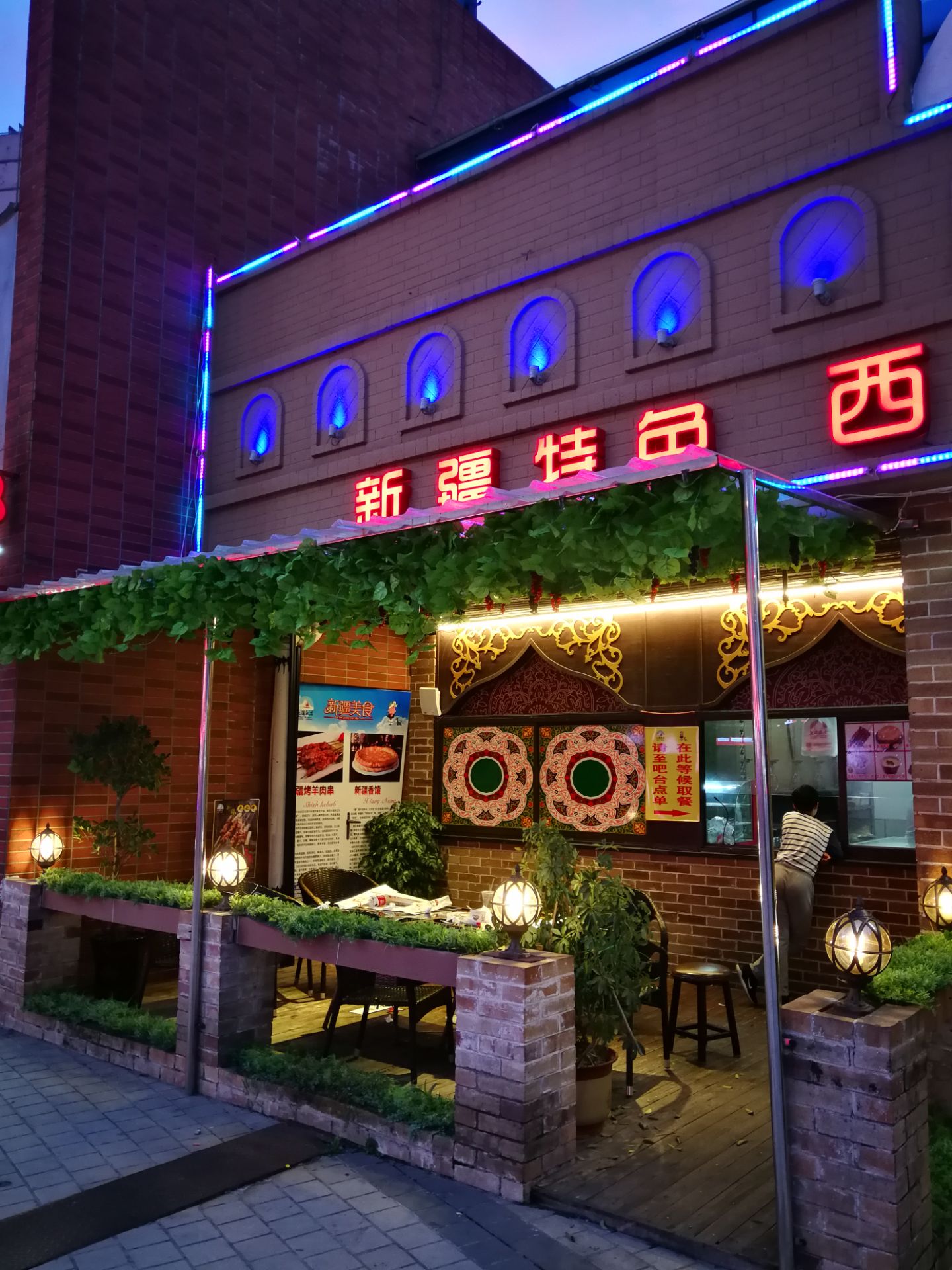 是一家新疆风味的饭店,店里的牛大骨,羊拐和肉馍等西北口味的招牌菜