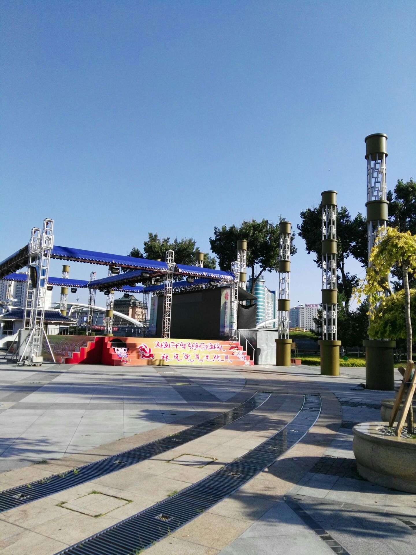 这个青年广场是延吉市人民最离不开的广场,娱乐休闲跳广场舞和文艺