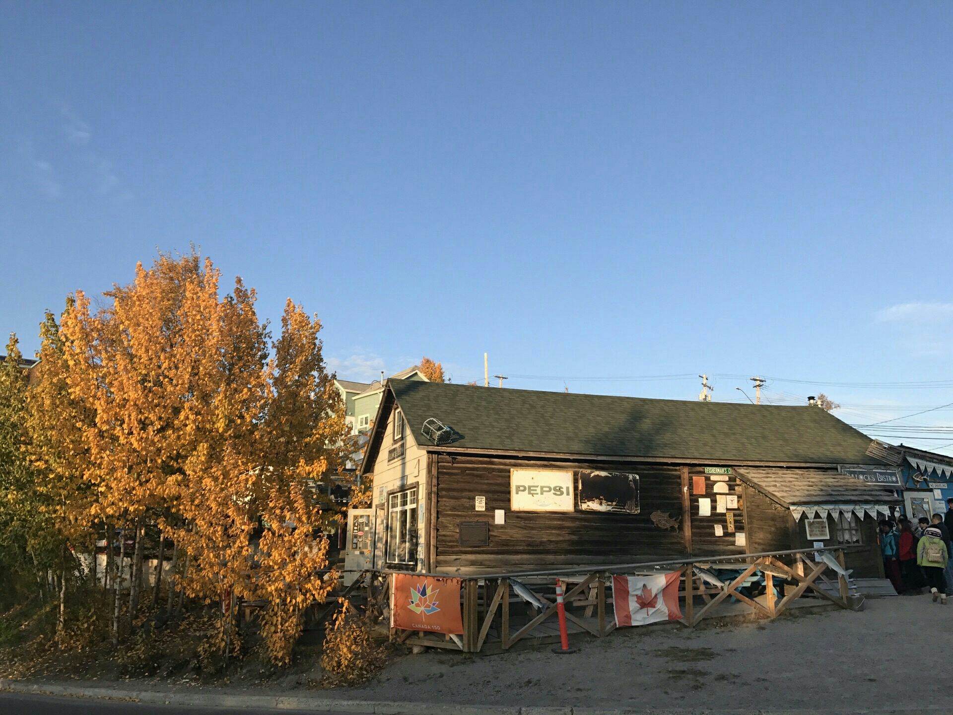 黄刀市是耶洛奈夫非常漂亮的小镇这里河道纵横秋天时满眼的黄叶景色