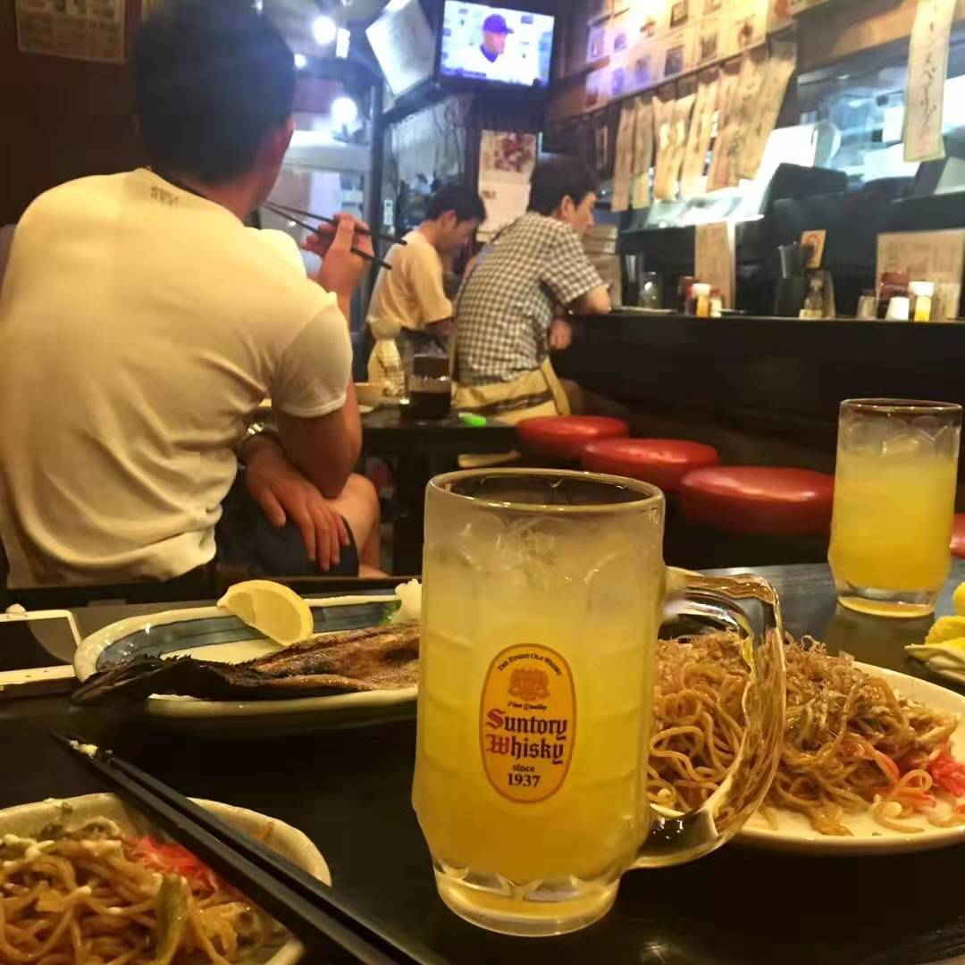 这边装潢就是典型的日式居酒屋,各种串烧,搭配啤酒,味道特别不错.