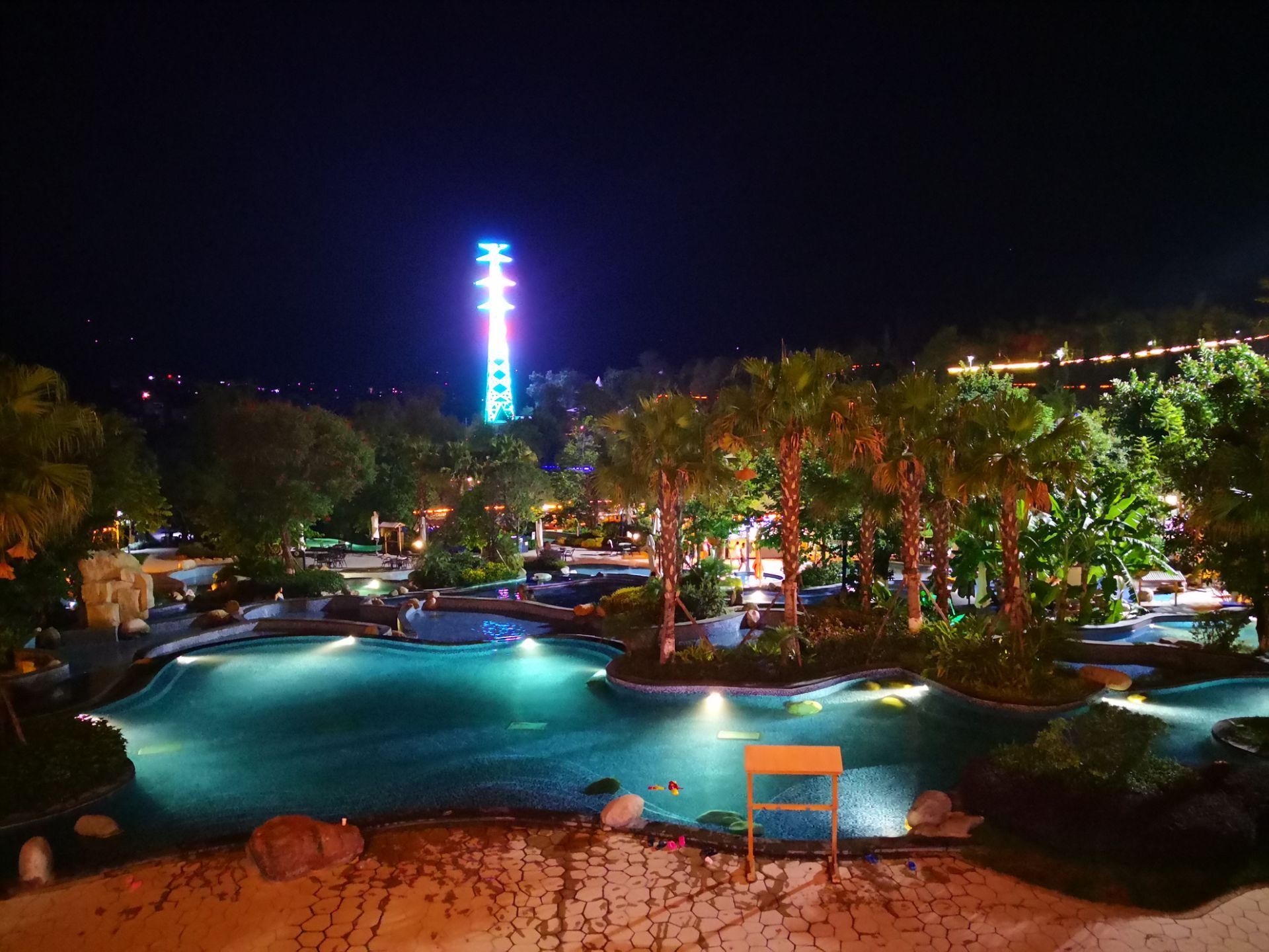 来泡温泉,这里的温泉是每天换水,这个就很赞,因为快结束的时候离开