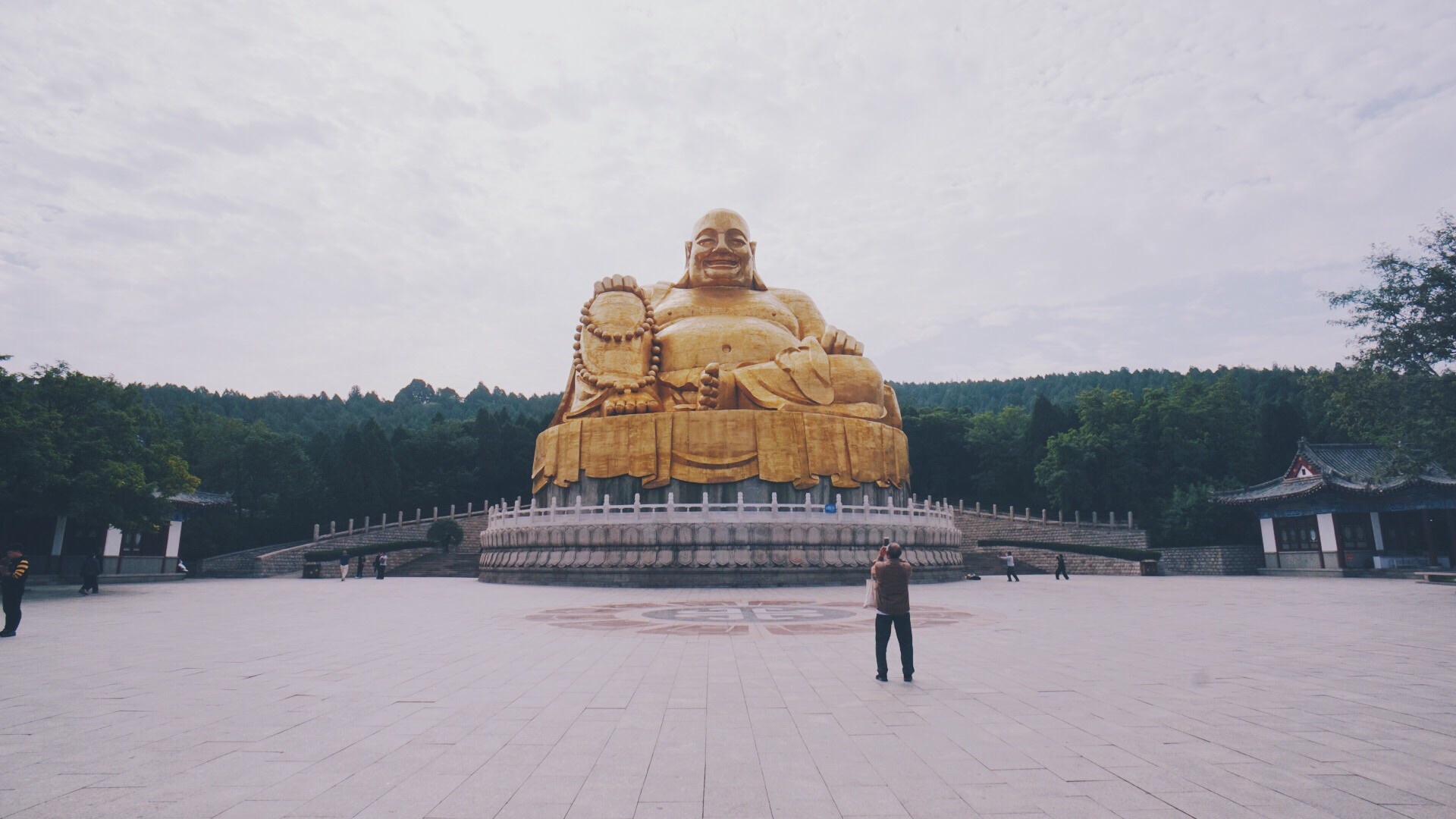 彌勒勝苑位於千佛山景區內,一座很大的彌勒佛,可以免費參觀,旁邊還有