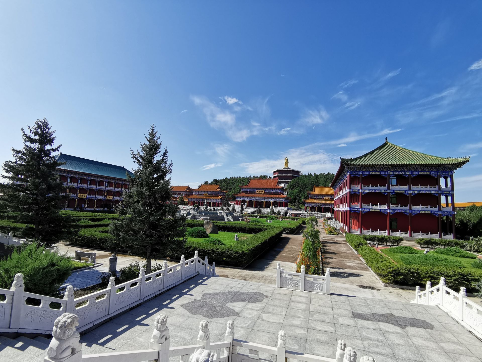 报恩寺离杨子荣烈士陵园非常近,从国道远远的就能看到山上的金佛,车子