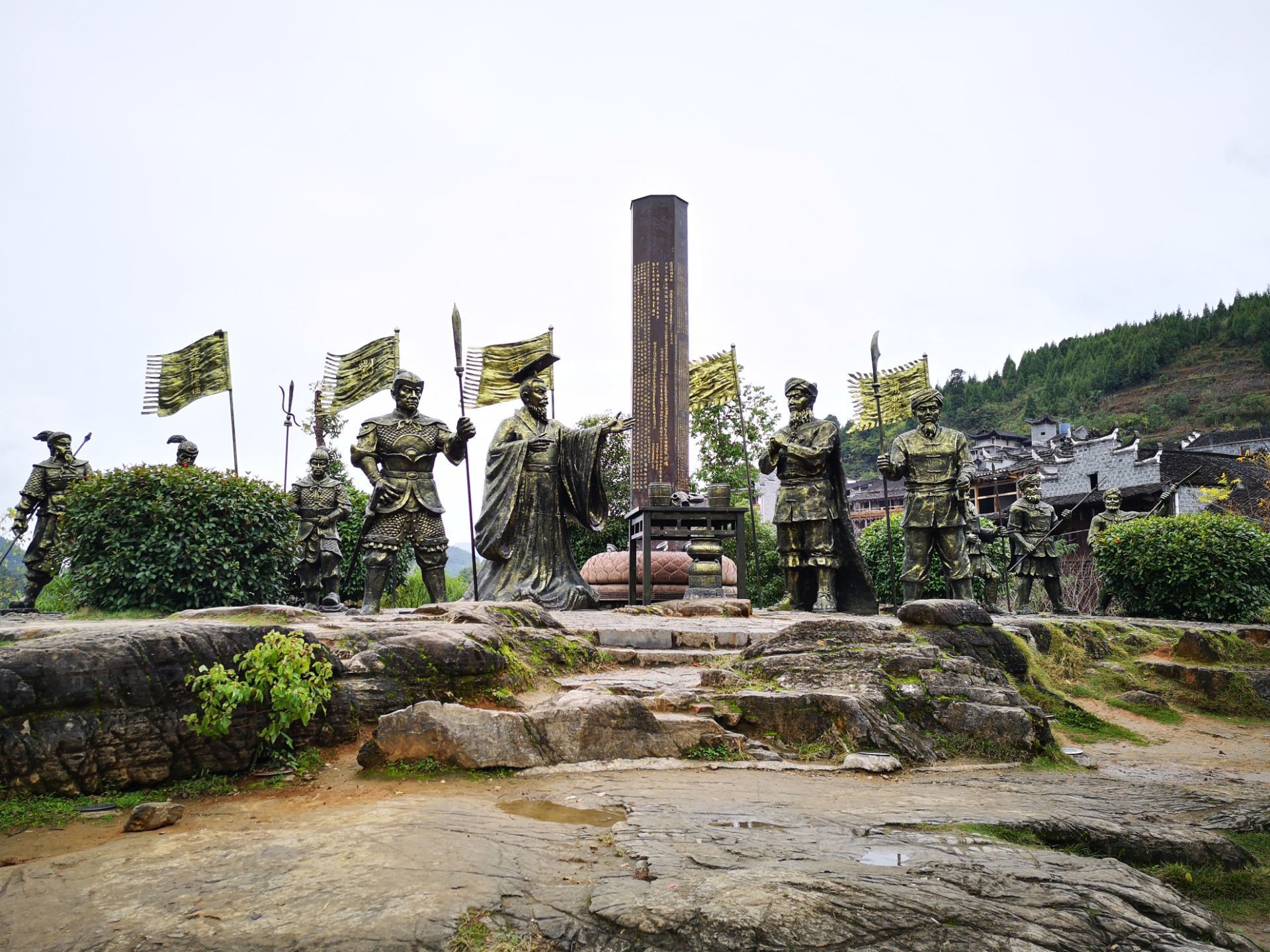 溪州铜柱,就在芙蓉镇铜柱园中,共有八根铜柱,其中最高的一根铜柱是