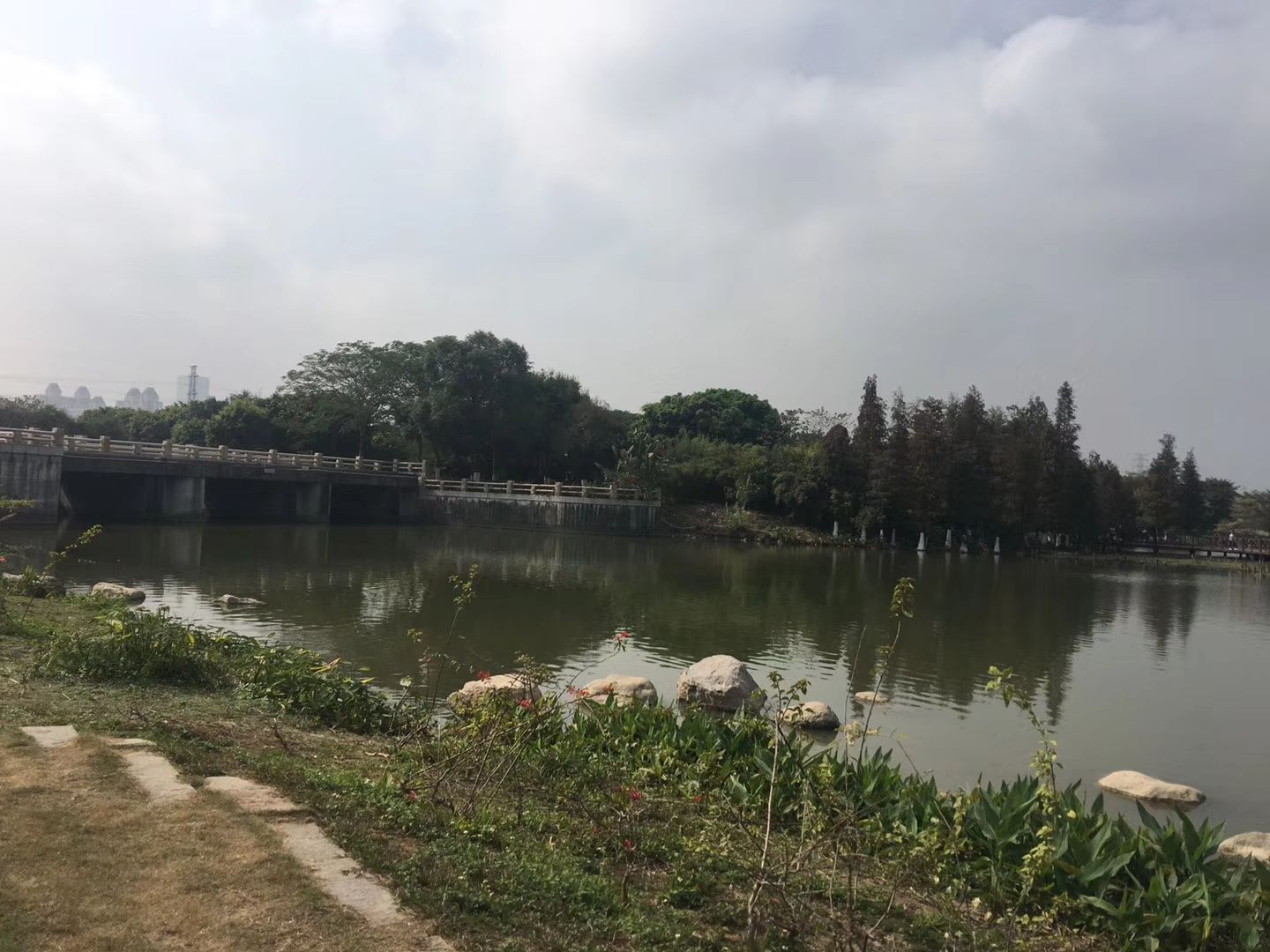 海珠湖公園屬於海珠溼地的一部分,但是是免費開放的公園,海珠湖是市