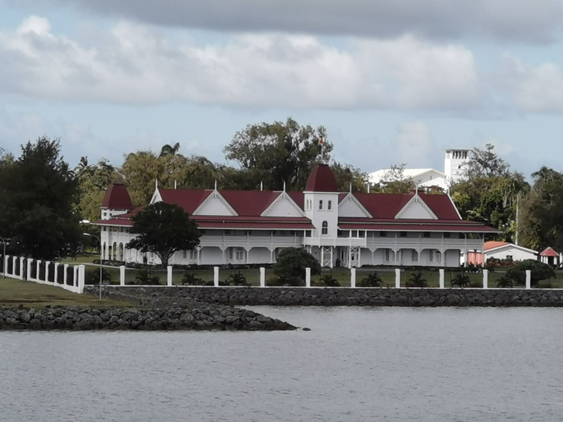 汤加皇宫就在汤加首都努克阿洛法港口的旁边,在邮轮进港时最先看到的