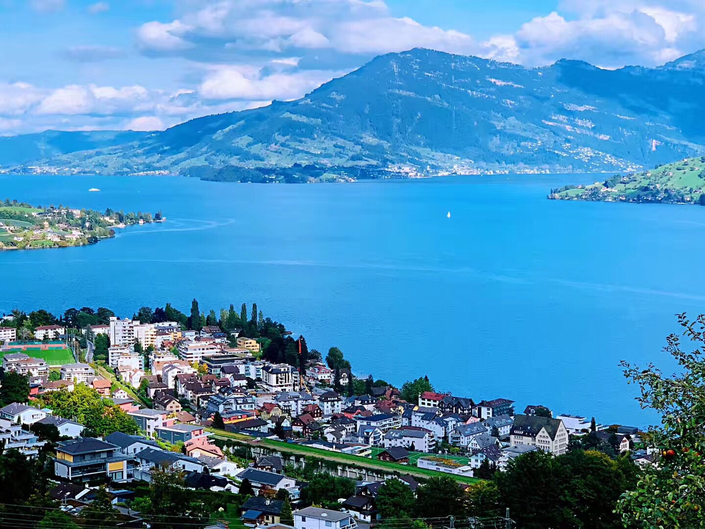 瑞士因特拉肯湖风光