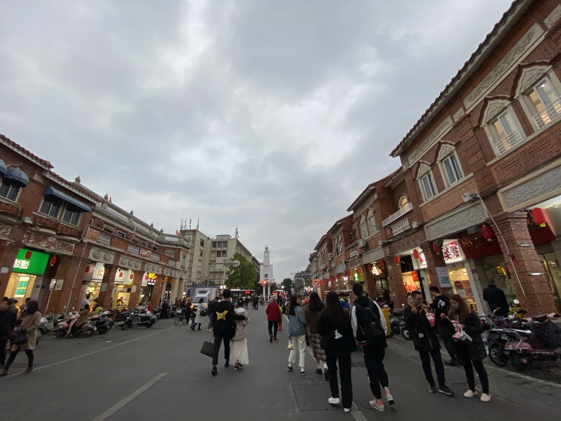 開元寺就在這條街上,寺裡有著名的宋