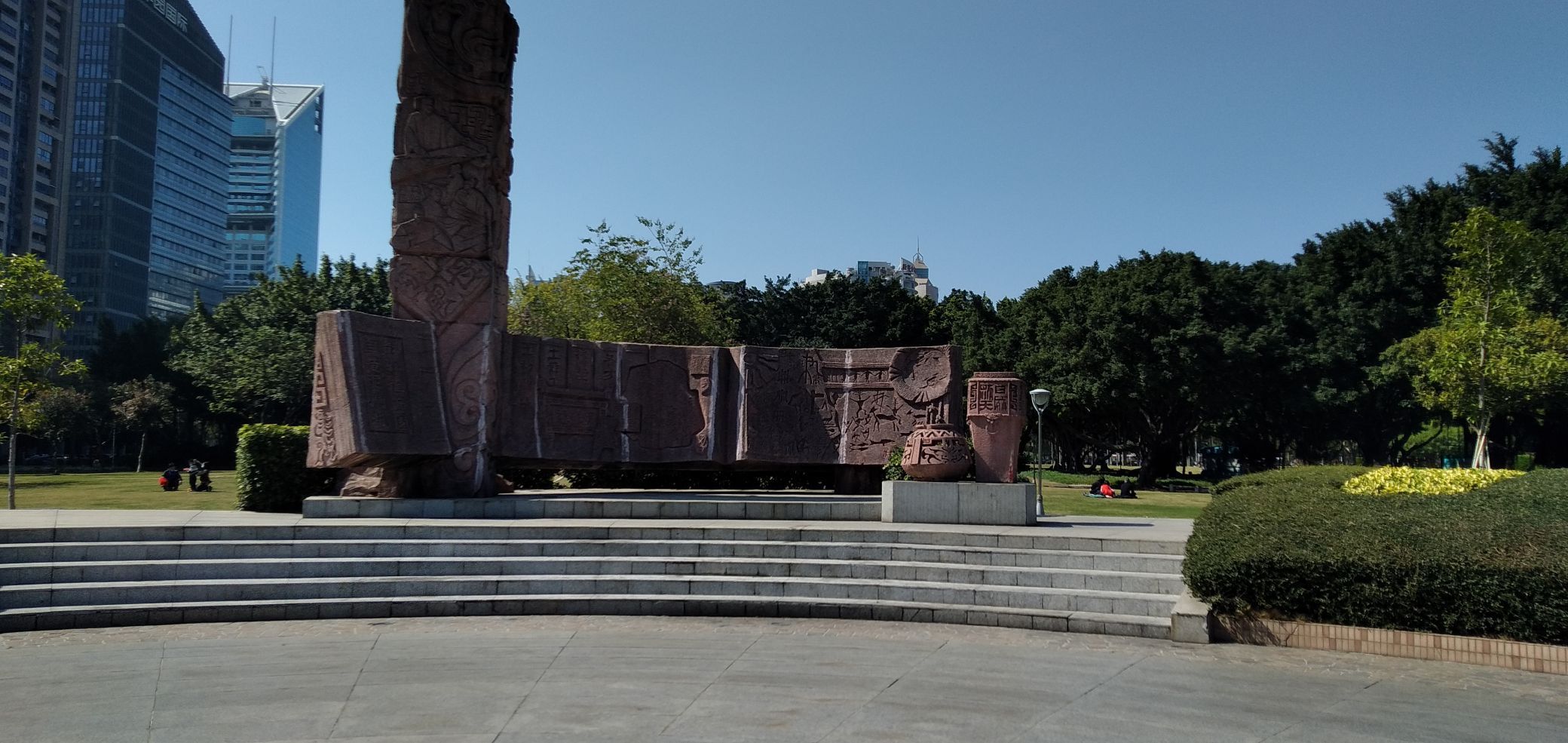 华园位于广东佛山禅城区的季华五路上,是城区中心地带的一个中型公园