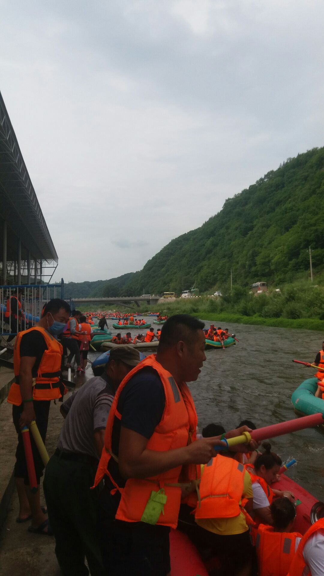 一下皮划艇,还不知怎么回事时,水四面飞来,立刻湿身了,随即开始了一场