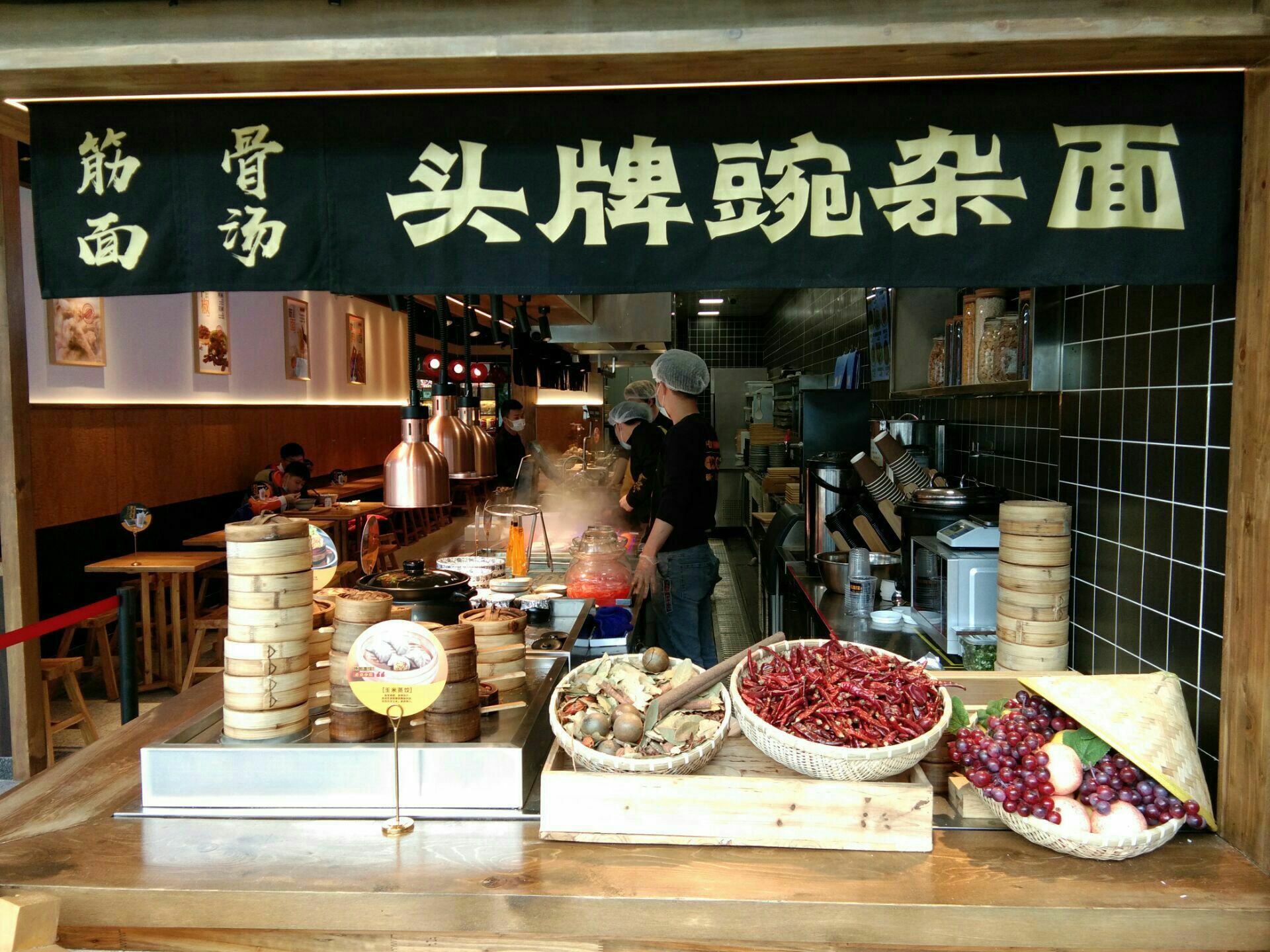 呼啦面馆新开分店就在重庆洪崖洞附近的江边,不愧是名店啊,色香味都是