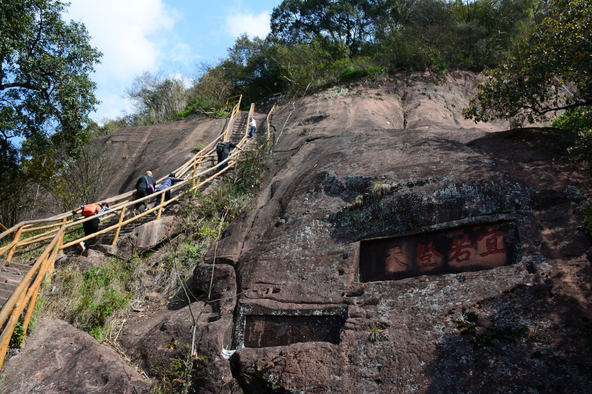 長老峰是廣東韶關丹霞山景區中兩個組成部分的其中一個,由於長老峰