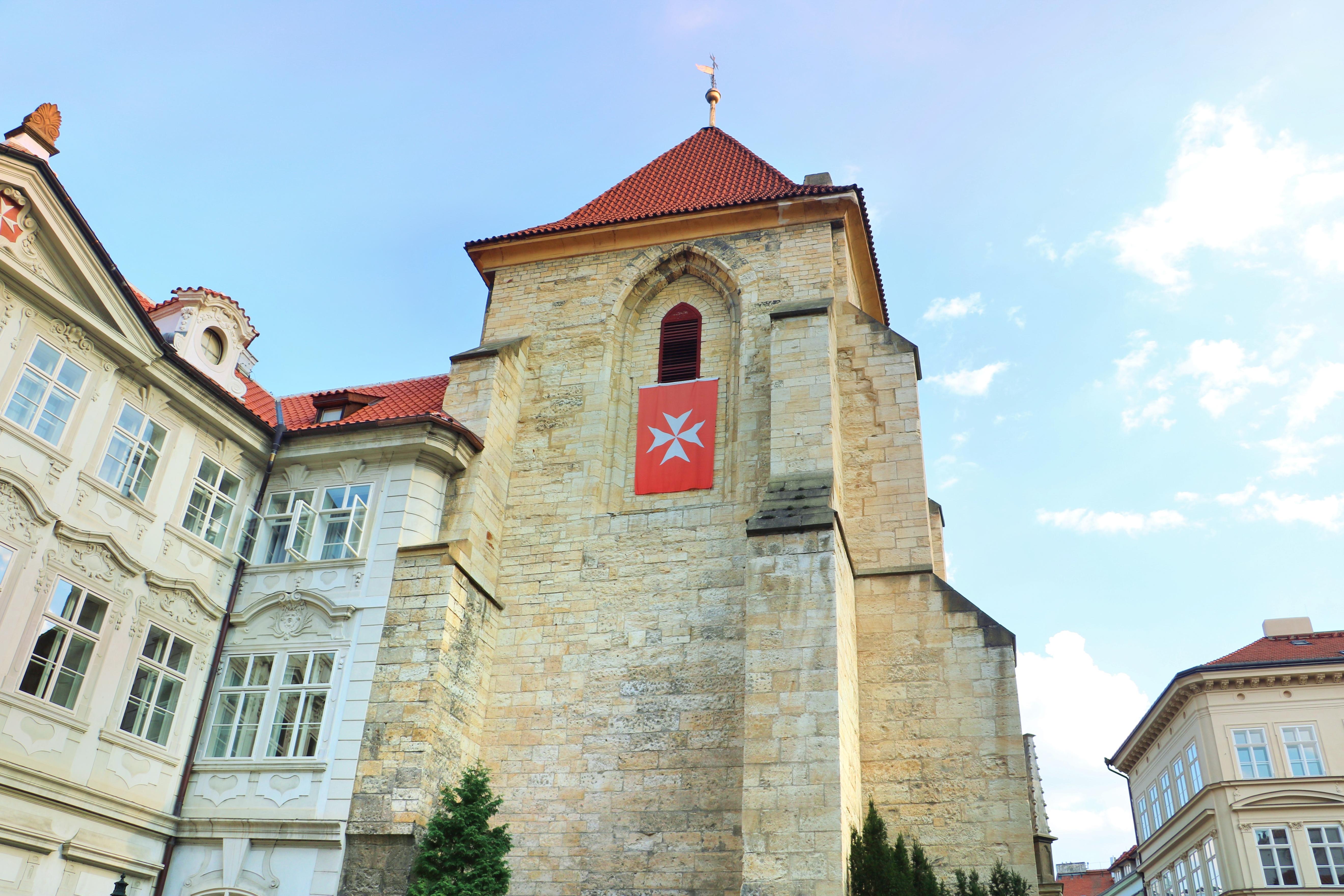 锁链教堂  直线距离 100m