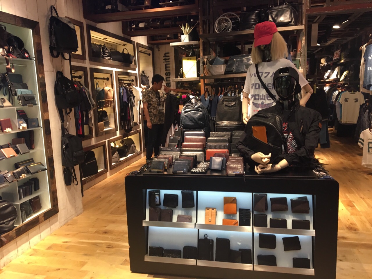 【携程攻略】香港bauhaus购物,bauhaus是香港本土的设计品牌,有服饰