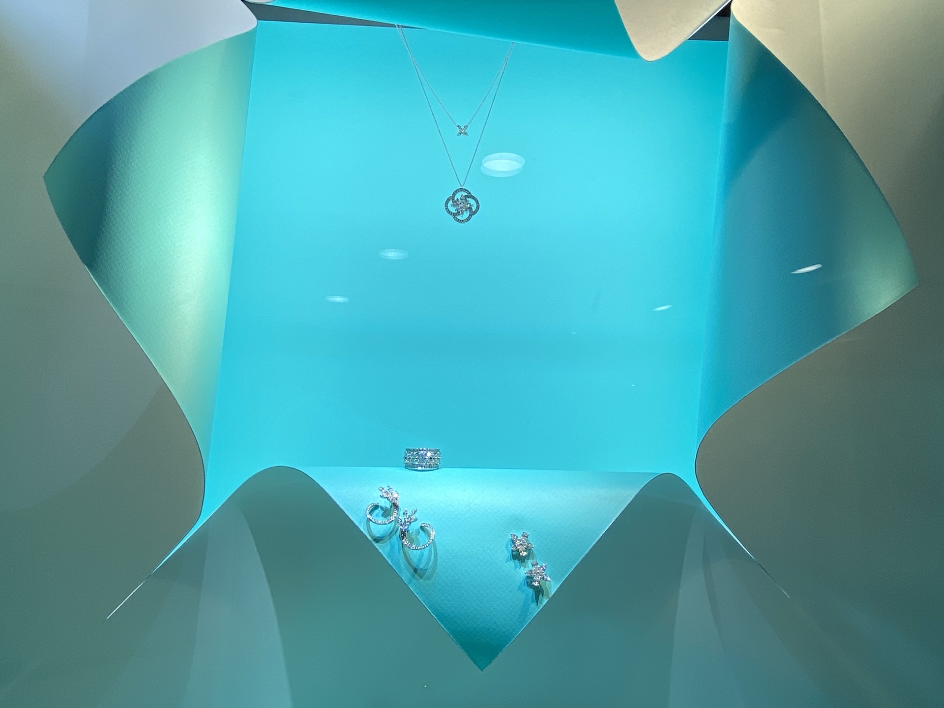 橱窗里tiffany keys系列的项链闪耀着璀璨光芒,铂金镶钻石,有一