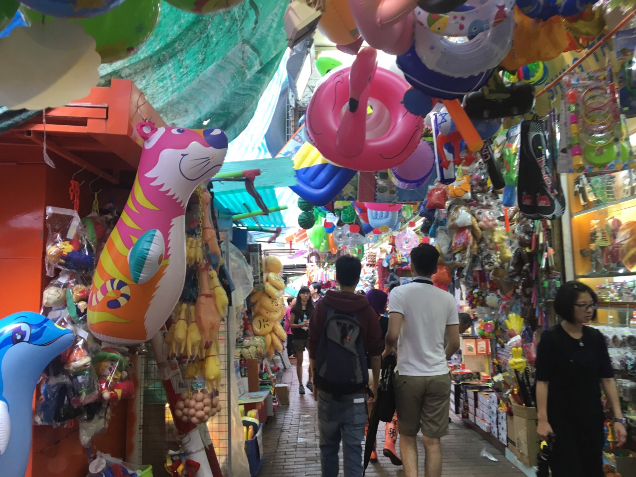 从港铁深水埗出来到福华街,有一点在港岛太原街的感觉,全都是儿童玩具