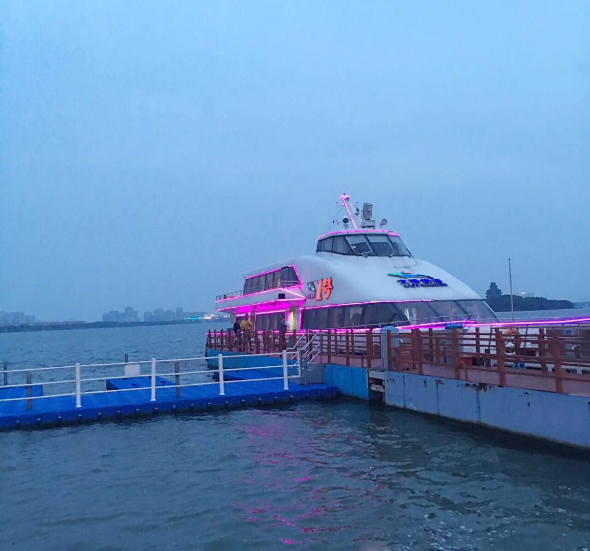 苏州金鸡湖夜游船