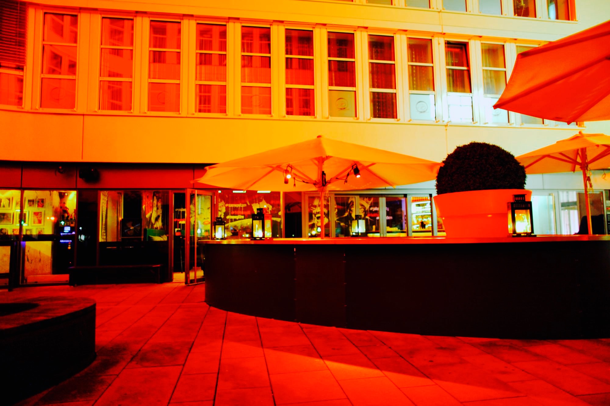 lucky who 3.0 分 1条点评 酒吧/酒馆 直线距离 100m