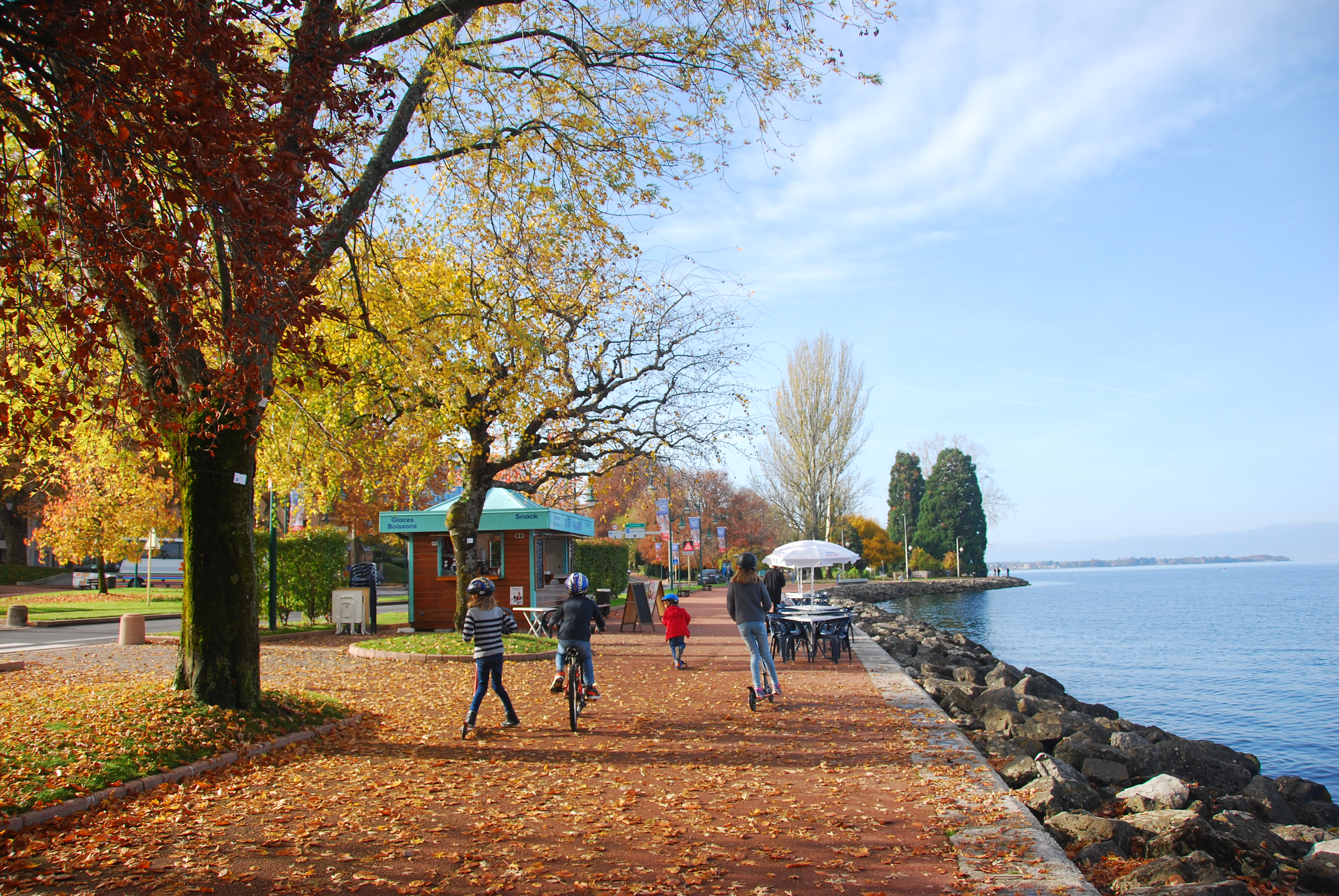 【携程攻略】埃维昂莱班日内瓦湖景点,依云小镇紧邻日内瓦湖,湖边的