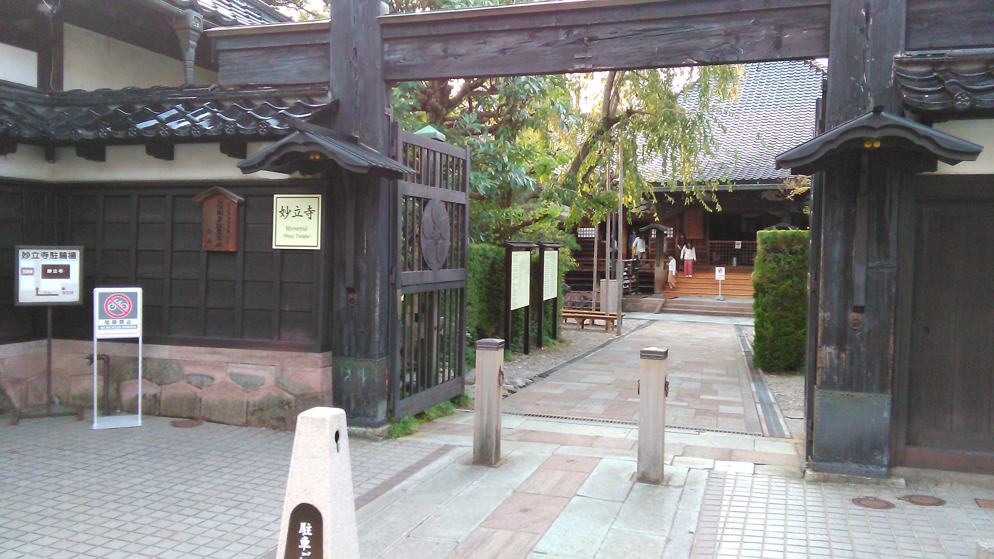 【携程攻略】金泽妙立寺景点,妙立寺面积很小,门口进来只见一座大殿