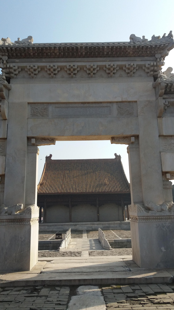 慕陵以精致小巧的建筑模式,清丽淡雅的建筑风格,工艺卓绝的楠木雕龙