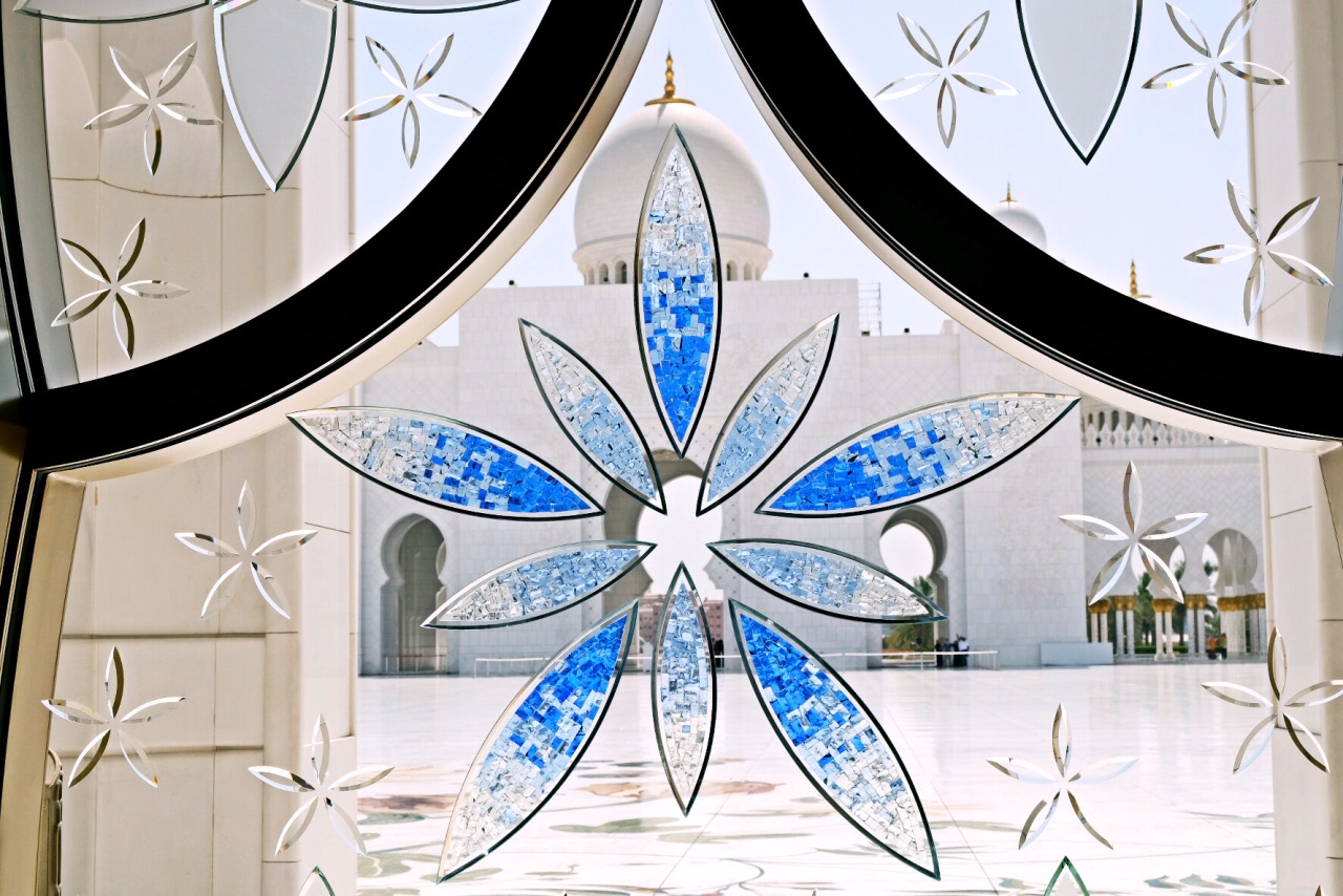 第三大的阿布扎比谢赫扎耶德清真寺,纯白底色上雕琢出精美华贵的花纹