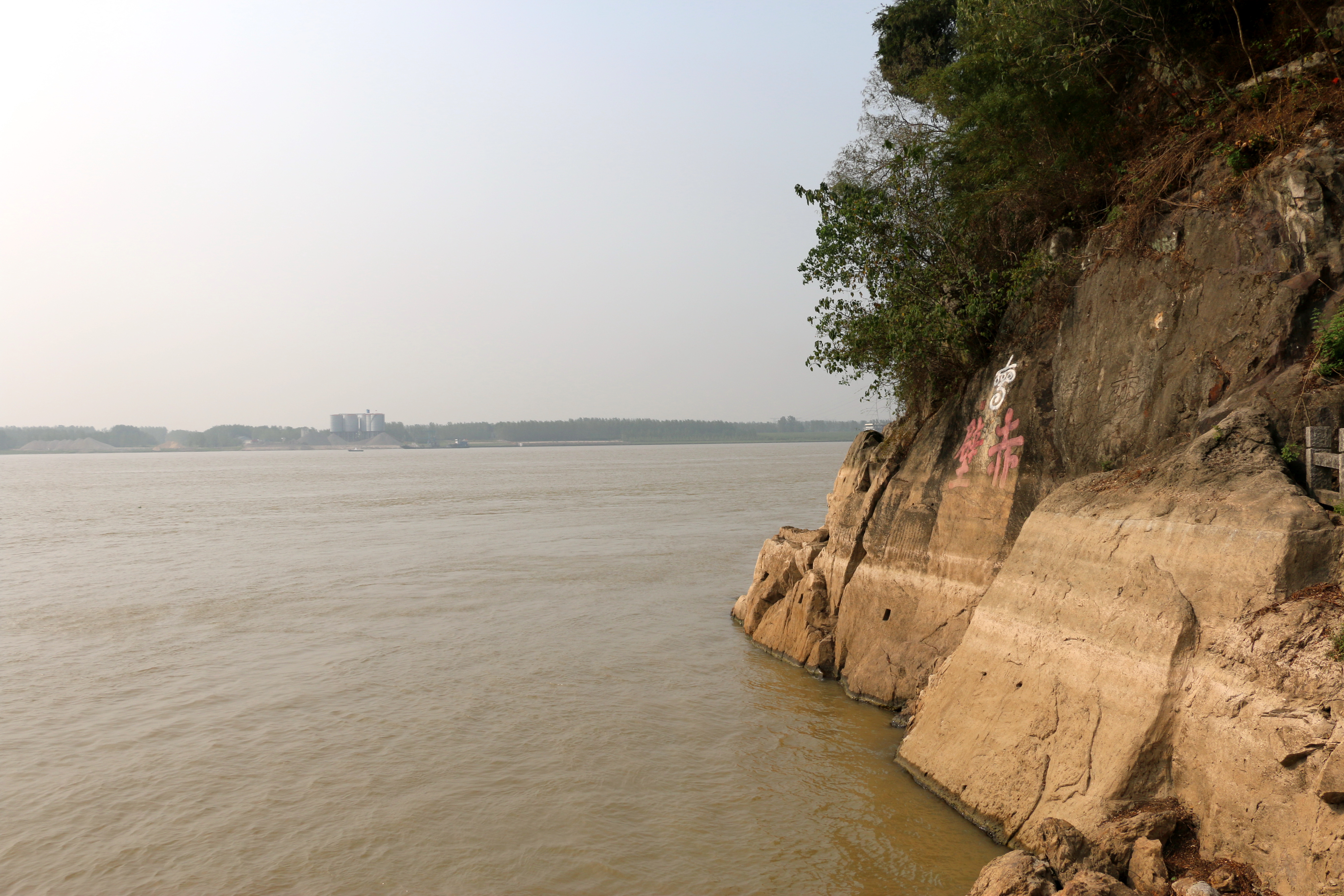 孙刘联军火烧曹军战船,江面一片火海,把江边崖壁映得通红,"赤壁"也