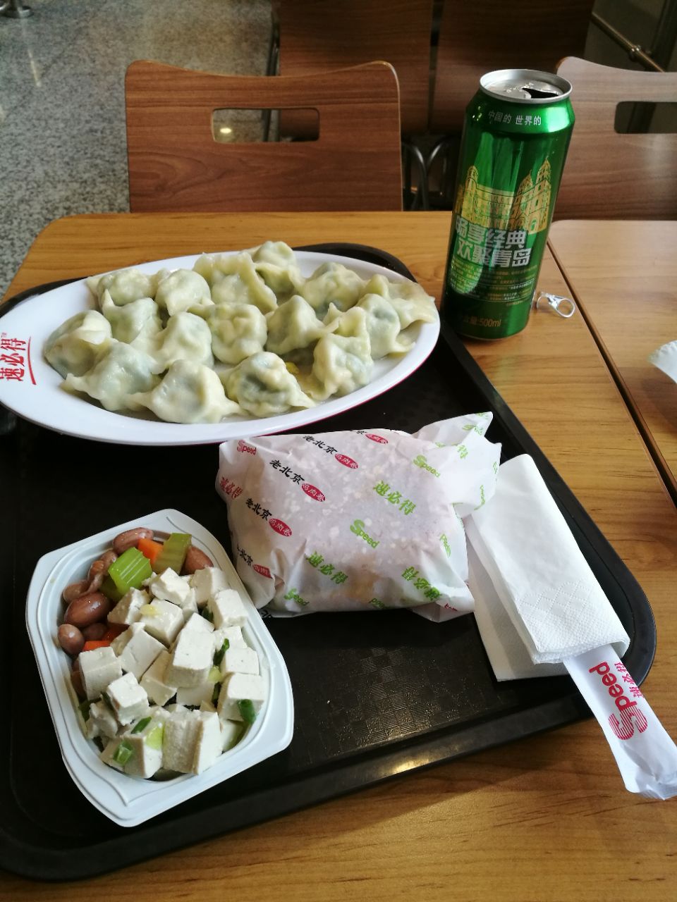 速必得是在济南西站的出发层二楼,餐厅蛮大的,有炒菜,有面条和饺子