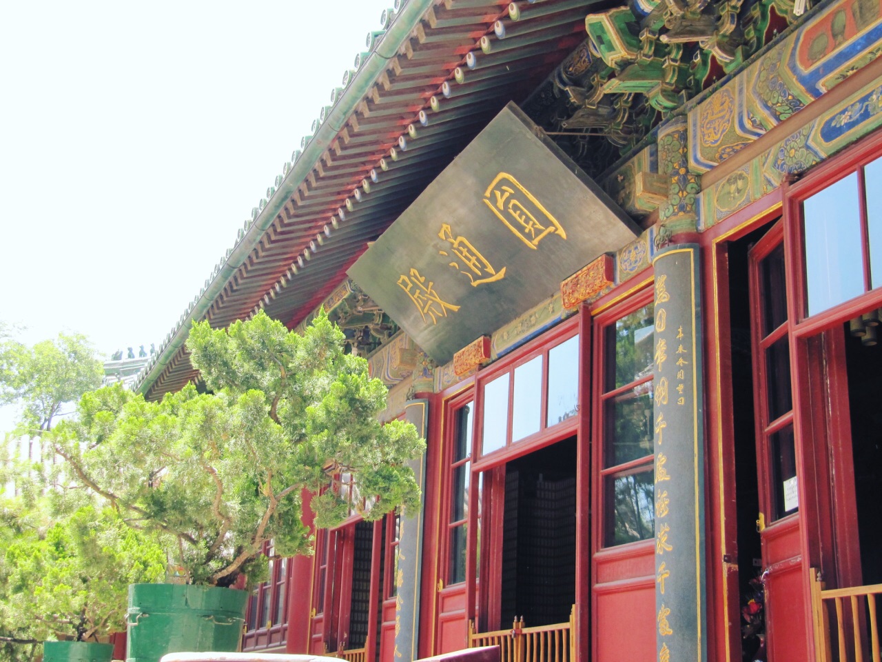 广济寺的内景在夏季的时候最生动,据说这里藏了很多著名的经文,古刹也