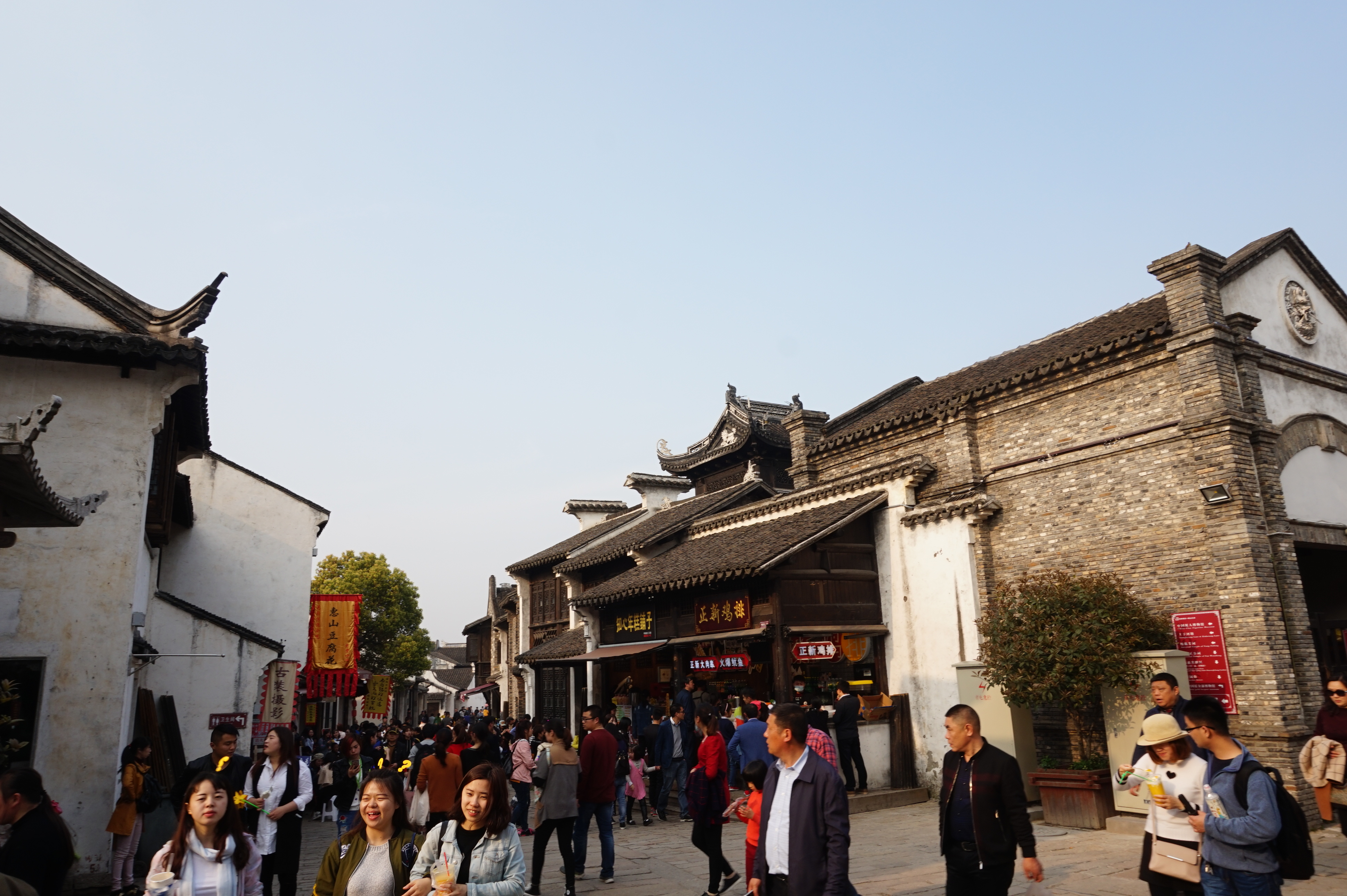 惠山古镇是无锡老街坊风貌保存完好的唯一街区,惠山古镇内部分区域是