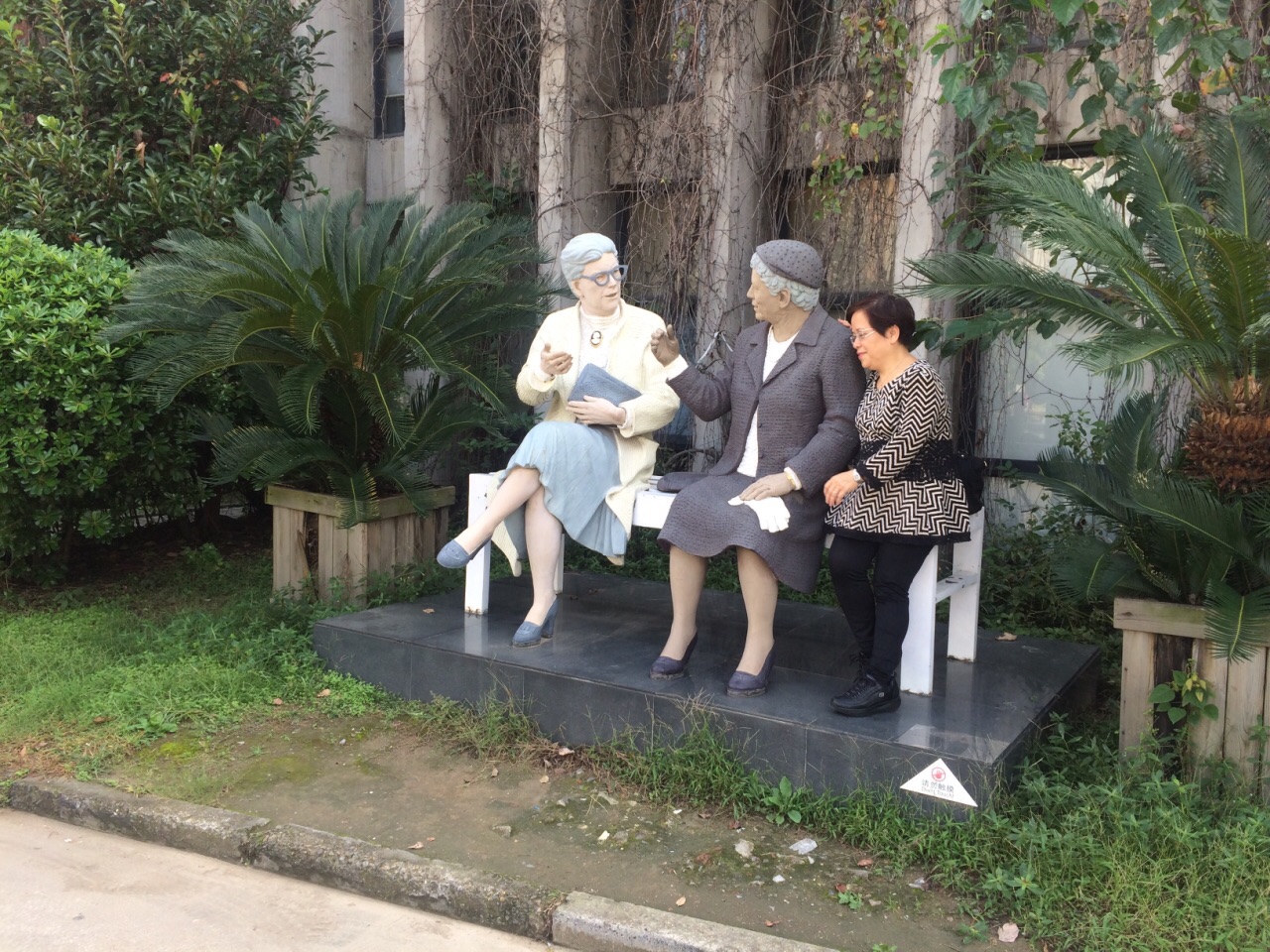 可当代艺术中心是一个古老的建筑,现在改建成一个创意园,在园内摆放的