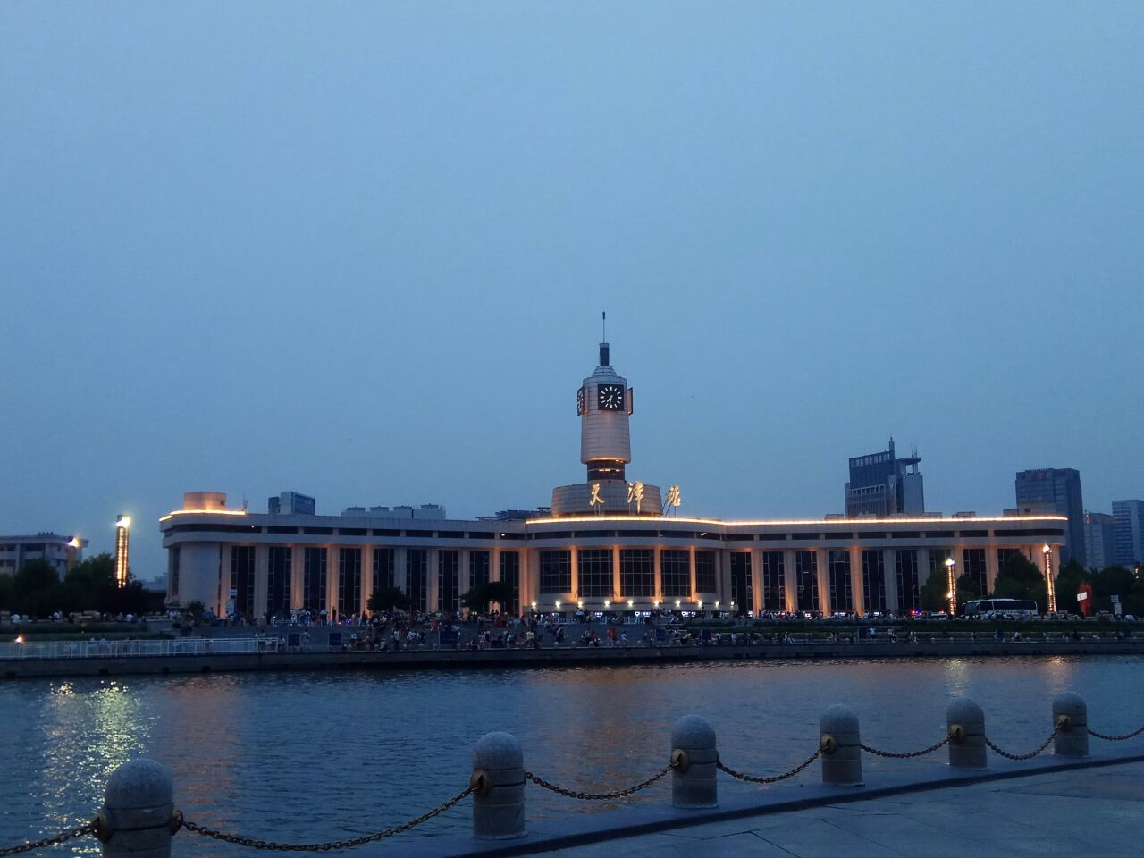 【携程攻略】天津世纪钟广场景点,世纪钟就在天津站刚出站的位置，往右看就能看到，在一条环形路中间，…