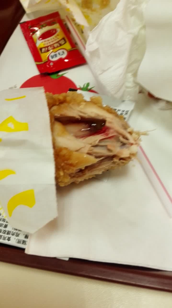 2022华莱士·炸鸡汉堡(番禺南浦店)美食餐厅,鸡腿不够熟,还流着血水